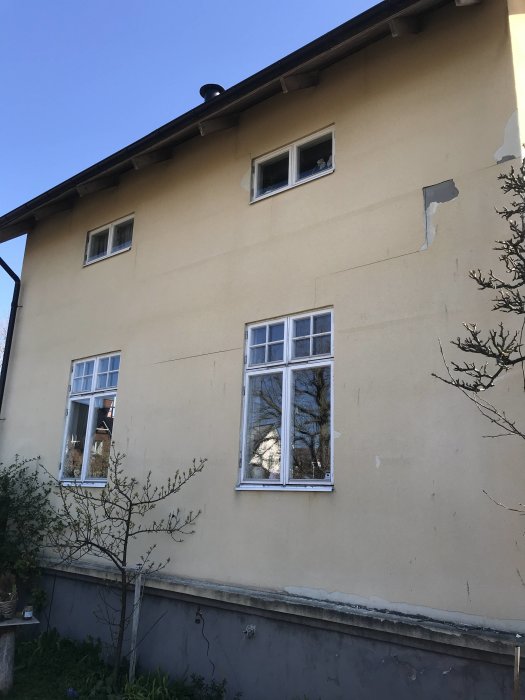 Villa med skadad frigolitisolering och sprucken puts på yttervägg.