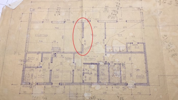 Ritning av en våningsplan för sutteränghus från 1970 med markerad vägg som ska utvärderas för rivning.