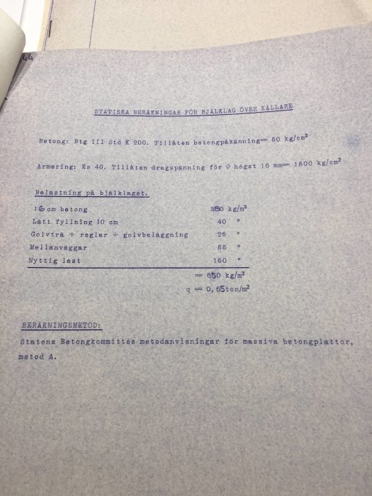 Dokument med statiska beräkningar för bjälklag över källare, inklusive specifikationer för betong, armering och laster.