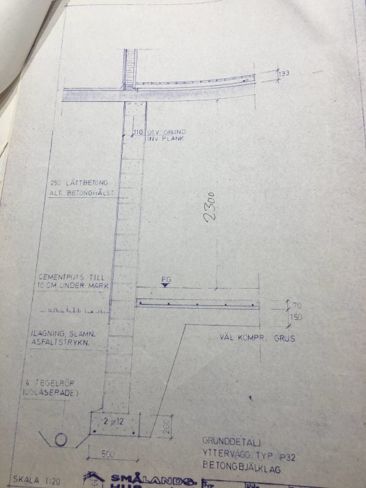 Ritning av grunddetalj för yttre vägg med betongbjälklag och måttangivelser.