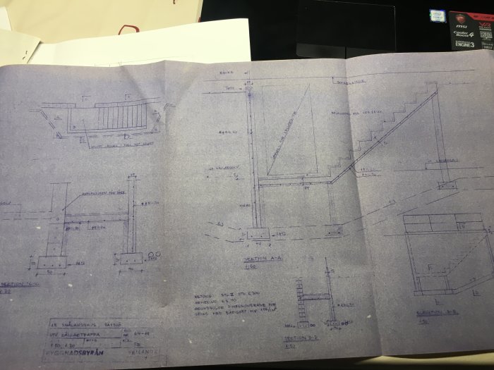 Teknisk ritning med byggdetaljer och mått för trappsteg och sektioner.