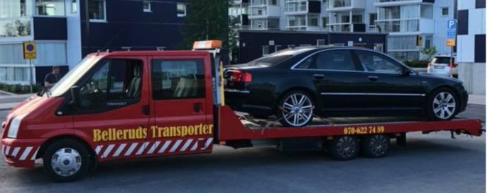 Röd transportbil med texten "Belleruds Transporter" och en svart bil på släpvagn, telefonnummer synligt.