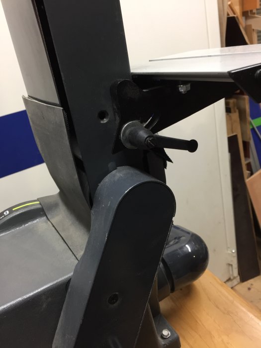 DIY dammuppsamlingsanordning med kardborreband och gummiduk fäst vid bandslipmaskin.