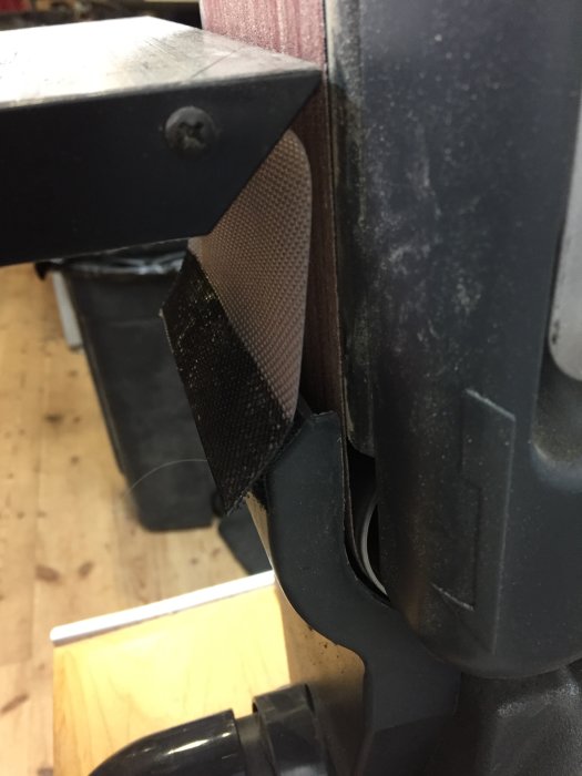 Närbild av slipmaskin med kardborreband och gummiduk för att fånga slipdam.