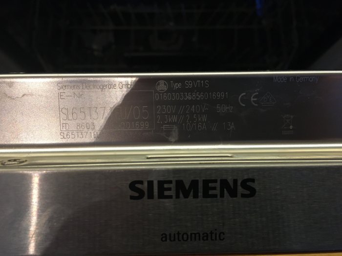 Typskylt på en Siemens diskmaskin som visar modell- och serienummer samt tekniska specifikationer.