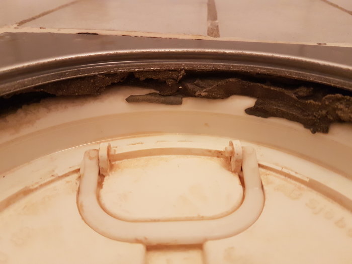 Närbild på duschens brunn utan klämring och brunnsmanschett i en betonggrund.