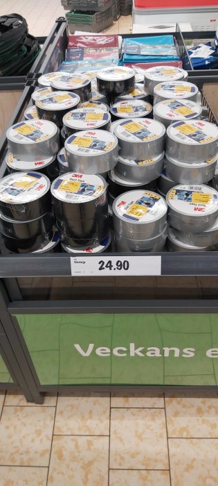 Rullar med silvertejp märkta 3M i butikshylla med priset 24,90, försäljning i Lidl under kategorin 'Veckans erbjudande'.