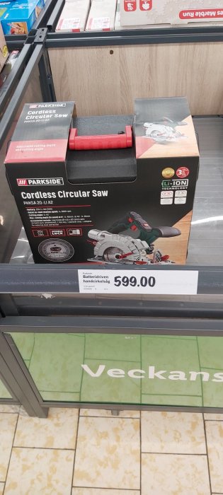 Batteridriven Parkside cirkelsåg i förpackning med priset 599,00 SEK på Lidl-affärshylla.