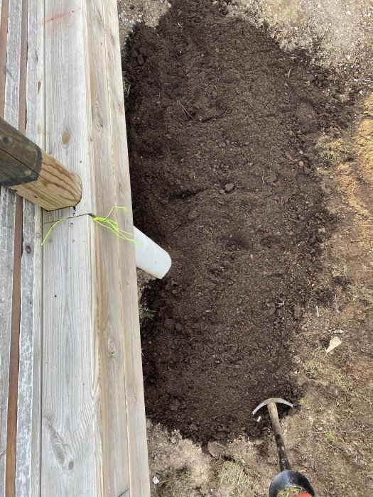 Jordyta vid träplint och trallkant redo för plantering.