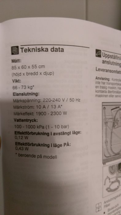 Sida ur en manual med tekniska data för en apparat, inklusive mått, vikt, elanslutning och vattentryck.