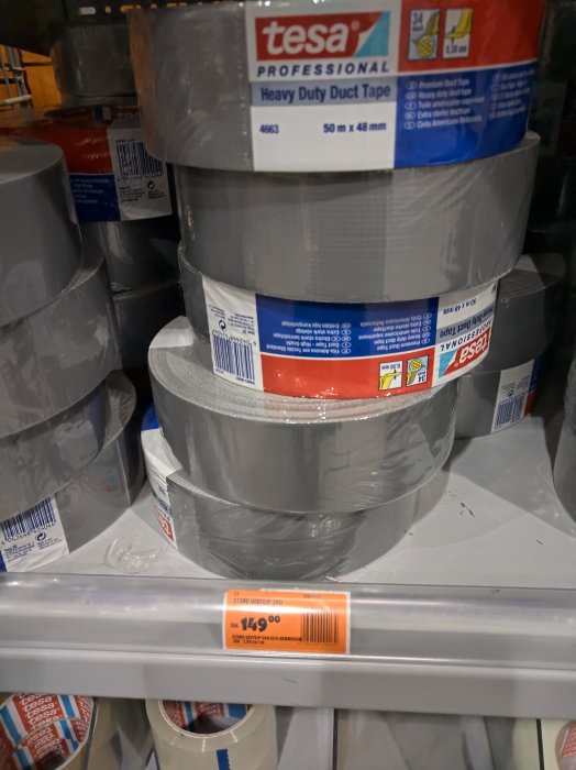 Hylla med rullar av tesa Professional Heavy Duty Duct Tape på Hornbach.