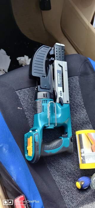 Begagnad blå spikpistol på bilens säte med prislapp på 1700 SEK.