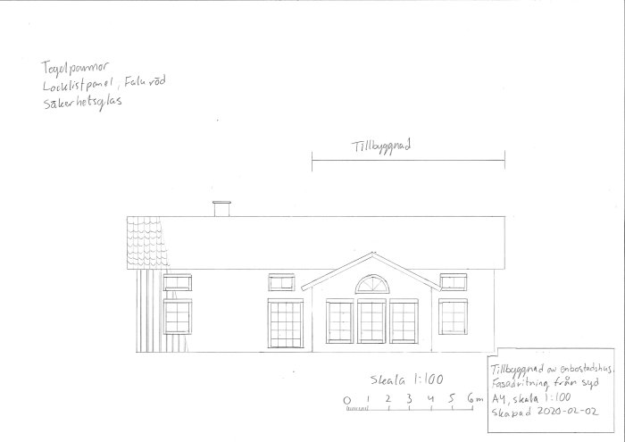 Handritad ritning av en husfasad med markerade mått och skala 1:100.