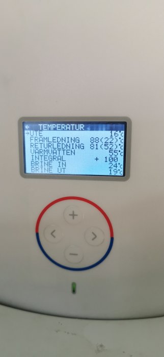 Digital display på en värmepanna som visar höga temperaturer, med returtemperatur varning.