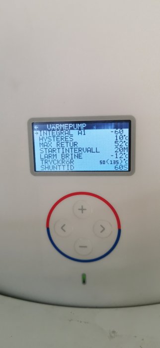 Värmepumpsdisplay med temperaturinställningar som visar hög framledningstemperatur på 88 grader Celsius.