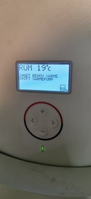 Termostat visar 19 grader och meddelandet "Inget behov värme drift värmepump".