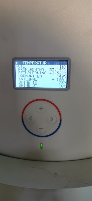 Digital display på en värmepump visar hög temperatur på 53 grader Celsius för framledning.