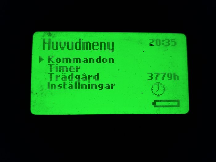 Display med menyalternativ och batteriikon som indikerar låg laddningsnivå.