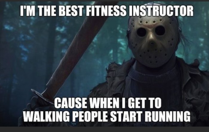 En figur med hockeymask och machete framför en mörk skogsbackgrund med texten "I'M THE BEST FITNESS INSTRUCTOR CAUSE WHEN I GET TO WALKING PEOPLE START RUNNING".