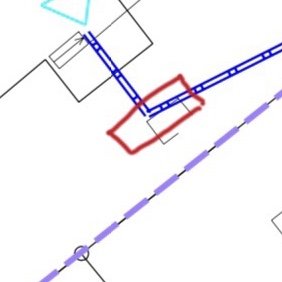 Tomtkarta med markerad tänkt placering för växthus och blå linje för inkommande el.