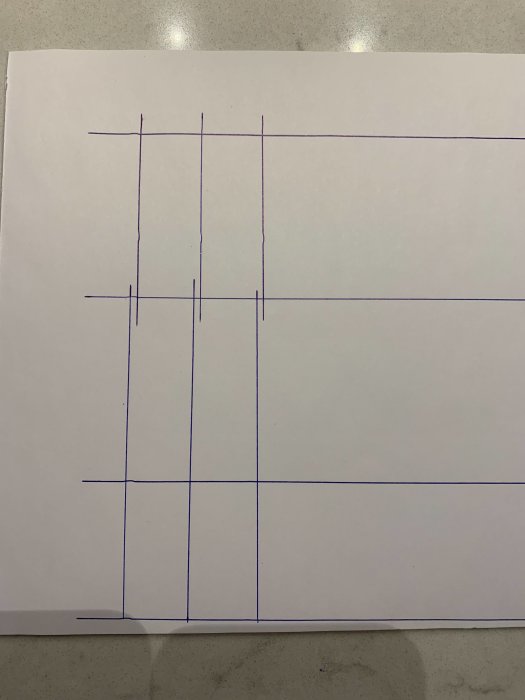 Schematisk ritning av bärlinjer och plintar för en altan på vit bakgrund.