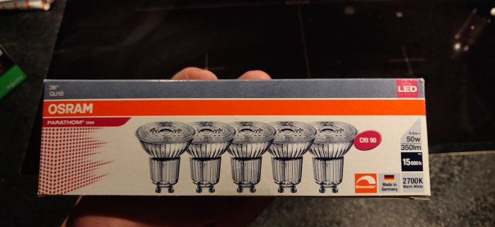 Förpackning av OSRAM PARATHOM dimbara LED-ljuskällor, 5.9W ersätter 50W, 350lm, 2700K varmvitt ljus, CRI 90.