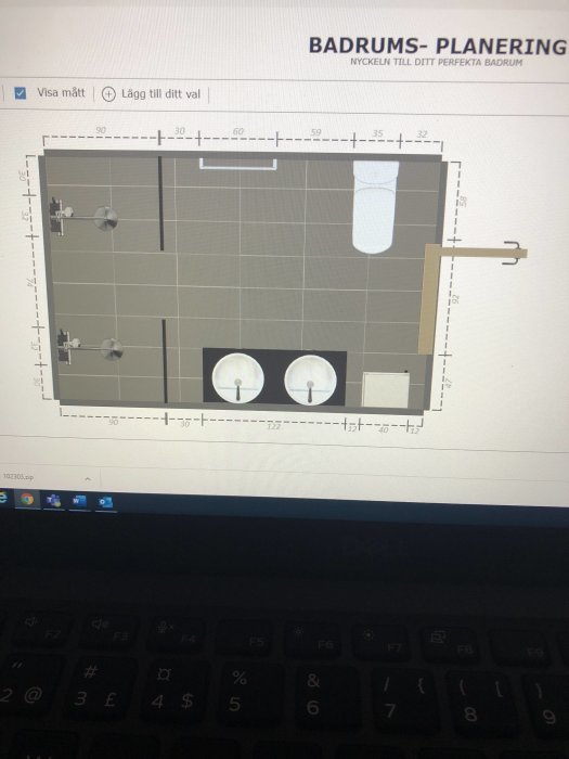 Digital skiss av badrumsplanering som visar layout med mått, toalett och handfat.