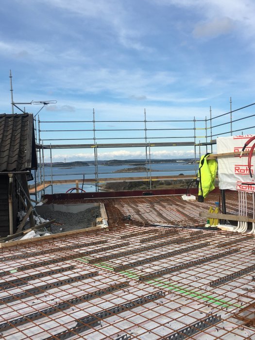 Övre platta gjuten mellan lecaväggar med armeringsnät, ställning och havsutsikt i bakgrunden under stomresning.