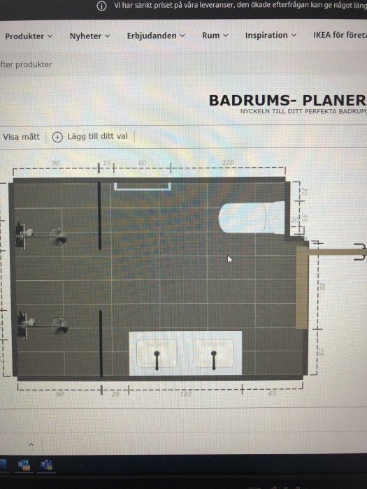 Ritning av ett badrum i ett onlineplaneringsverktyg med mått och inbyggd fixtur, som diskbänk och blandare.