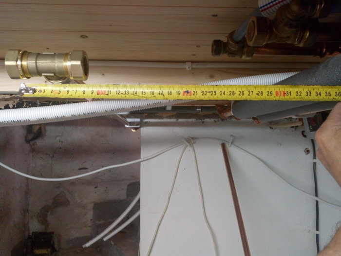 Två 22mm kopparrör med en 5cm nivåskillnad behöver förbindas, mot bakgrund av VVS-installationer.