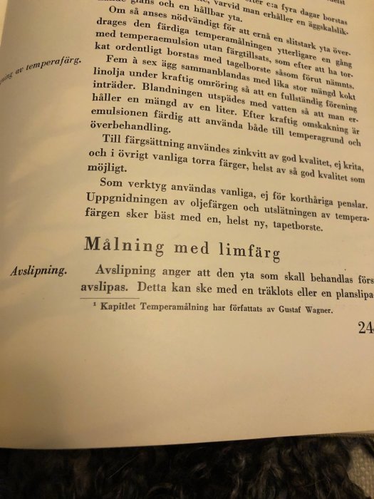 Bild av en uppslagen sida i Hantverkets bok från 1938, som beskriver tekniken för målning med äggoljetempera.