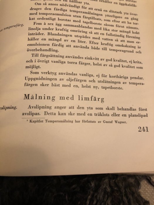 Bild av en uppslagen bok med text om framställning av äggoljetempera, från "Hantverkets bok. Måleri. 1938".