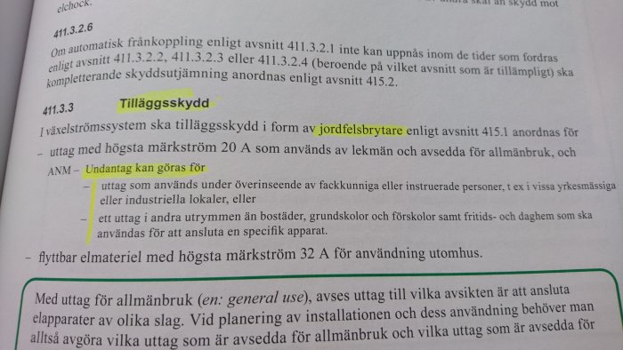 Fotografi av en sidan i en handbok som beskriver installationskrav för jordfelsbrytare och undantag för uttag, markerad med gul highlighter.