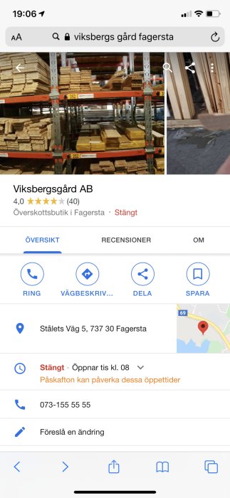 Staplar av trä och byggmaterial i en lagerlokal med ställningar, hänvisning till Viksbergsgård AB.