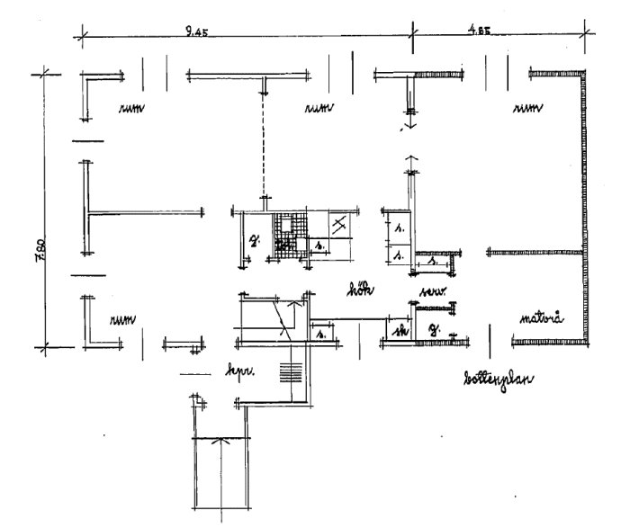 Vanhan talon pohjapiirros 1950-luvulta, jossa näkyy useita huoneita, seiniä ja mitat. Käsinkirjoitettu teksti selittää osia piirustuksesta.