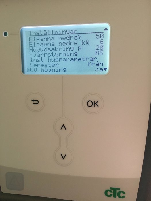 Display på en värmepanna med inställningsmeny inkluderande 'vv-höjning', använd för felsökning av varmvattenproblem.