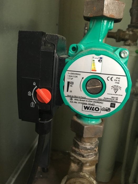 Värmepumpscirkulationspump med energimärkning och inställningar, troligtvis kopplat till varmvattensystem.