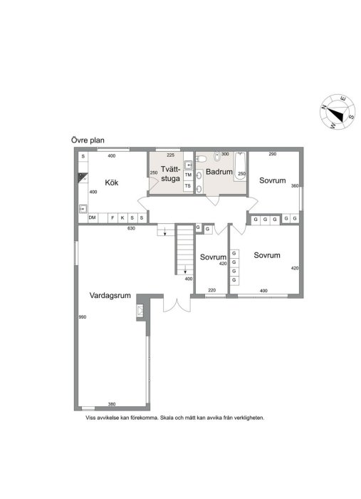 Ritning över övre plan i ett hus med kök, vardagsrum, sovrum, badrum och tvättstuga.