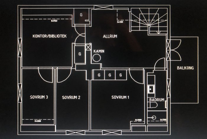 Renoverad övervåningsplanritning med tre sovrum, allrum, kamin, bibliotek/kontor och balkong.