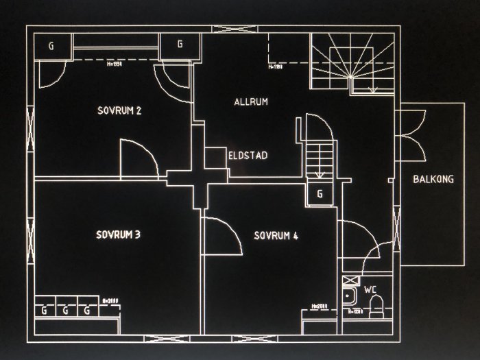 Förenklad svartvit planritning av en övervåning med sovrum, allrum, eldstad, WC och balkong.