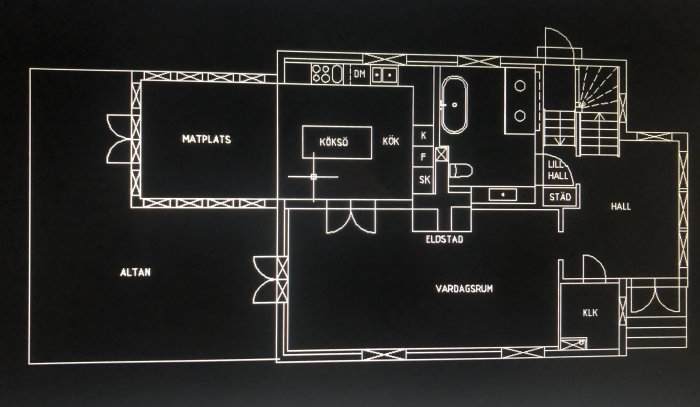 Planritning av bottenvåning efter renovering med kök, matplats, vardagsrum, hallar och altan.