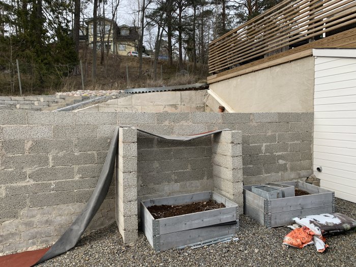 Platta ytan med lekablocks mur och föremål för poolinstallation.