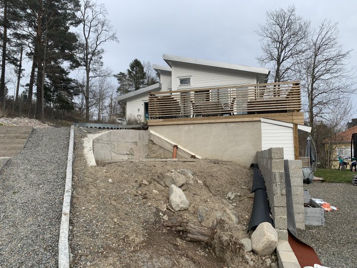 Lekablocksmur vid hus som användaren oroar sig för stabiliteten på inför installation av rund pool.