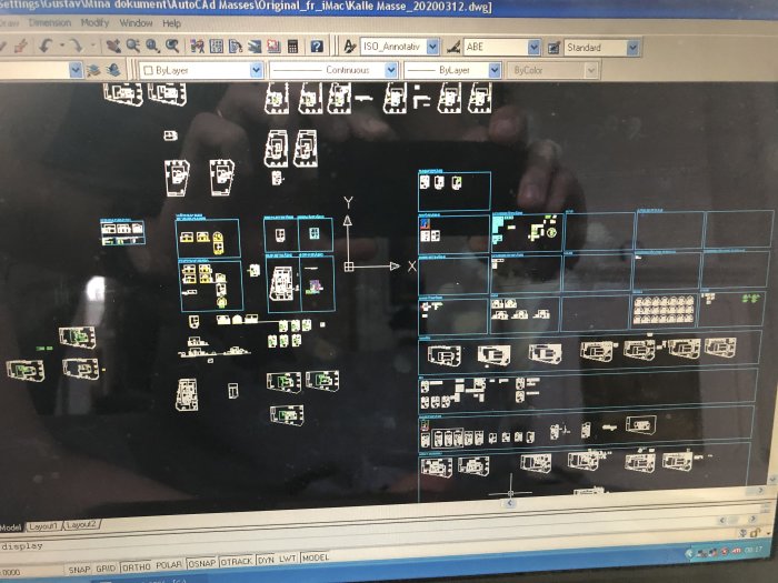 AutoCAD-skärm med öppet arkitekturprojekt, planlösningar och sektioner, speglar en omfattande designprocess.