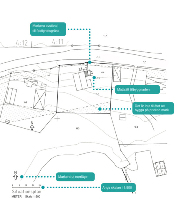 Situationsplan med skala 1:500 visande en fastighet, byggnader, måttsatt tillbyggnad och mark som inte får bebyggas.