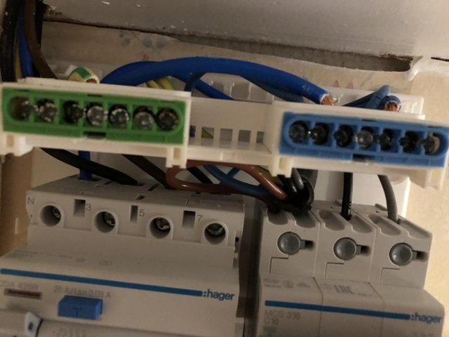 Elinstallation medanslutna kablar i en kopplingsdosa och säkerhetsbrytare märkta Hager.