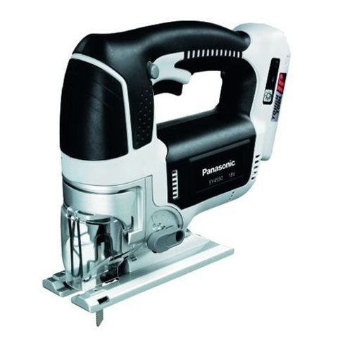 En robust Panasonic sticksåg av modell EY4541 på en vit bakgrund, använd för precisionskapning.