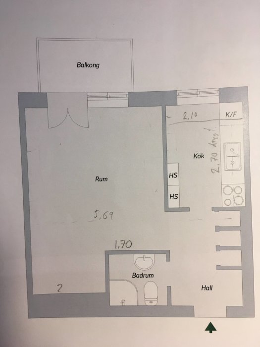 Skiss av lägenhet med planerat kök, märkt med kyl/frys, diskmaskin och sopsortering, samt badrum och balkong.