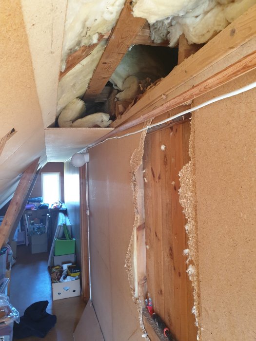 Renoveringsprojekt i ett hus från 1930-talet med exponerade reglar och borttagen isolering på vinden.