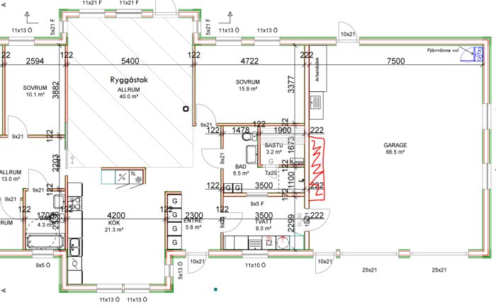 Planritning av ett hus med markerade VVS-ledningar och rödstreckat område i garaget för garderober.